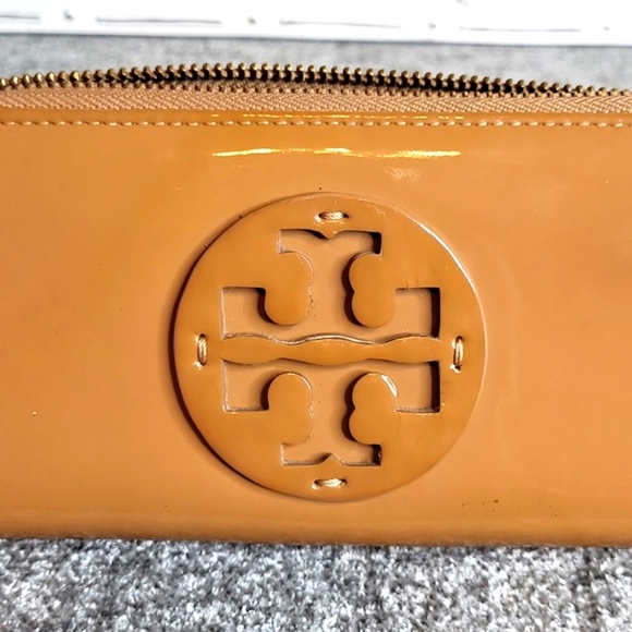 Tory Burch Caramel Patent Leather  Zip Around Wallet - Picture 2 of 16